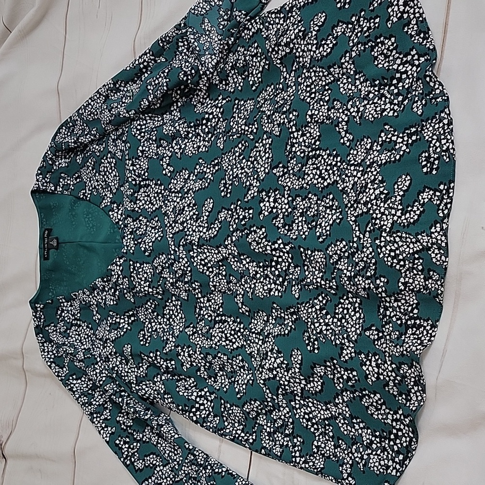A Pea In The Pod Maternity Top size Small Beautiful Flowy Sleeves Hunter Green